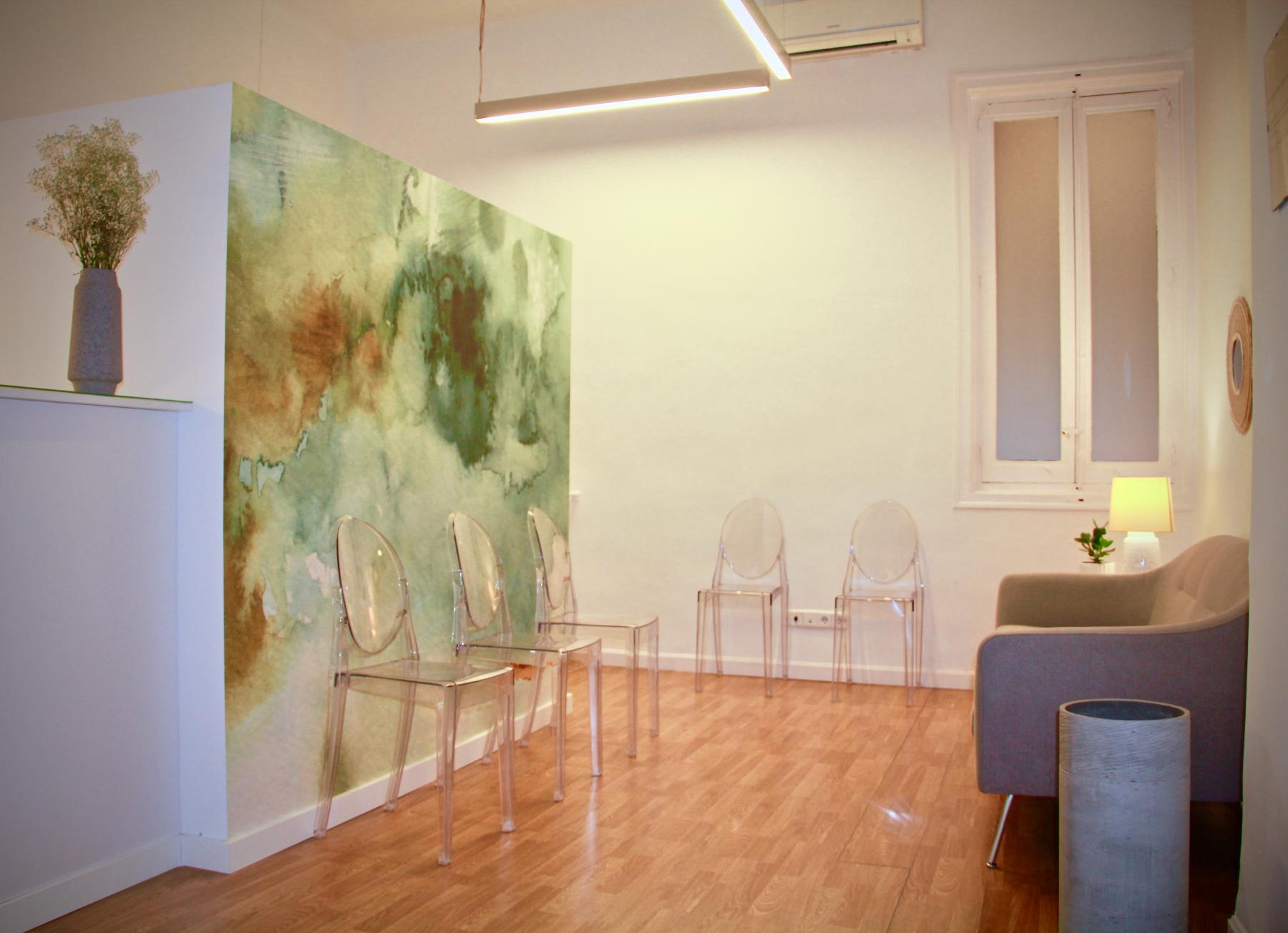 Despachos de psicología alquiler en Madrid Retiro Recepción de centro de psicología con despachos en alquiler cerca del Retiro