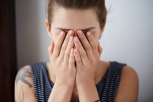 Angustia síntomas Mujer con síntomas de angustia
