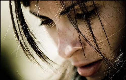 distimia mujer triste mirando hacia abajo con distimia