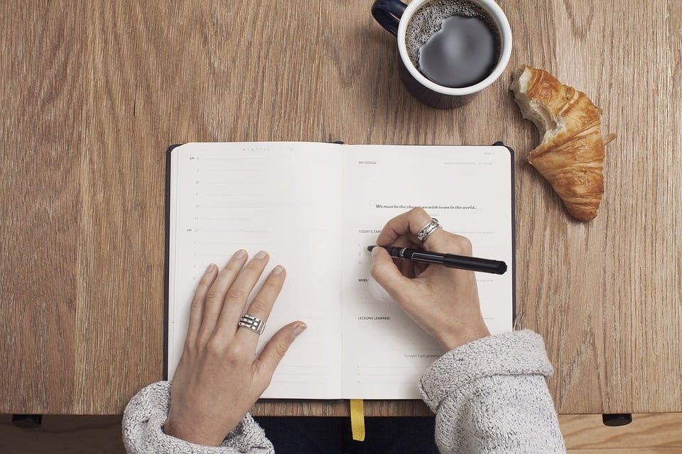 cómo una mujer practica escritura emocional